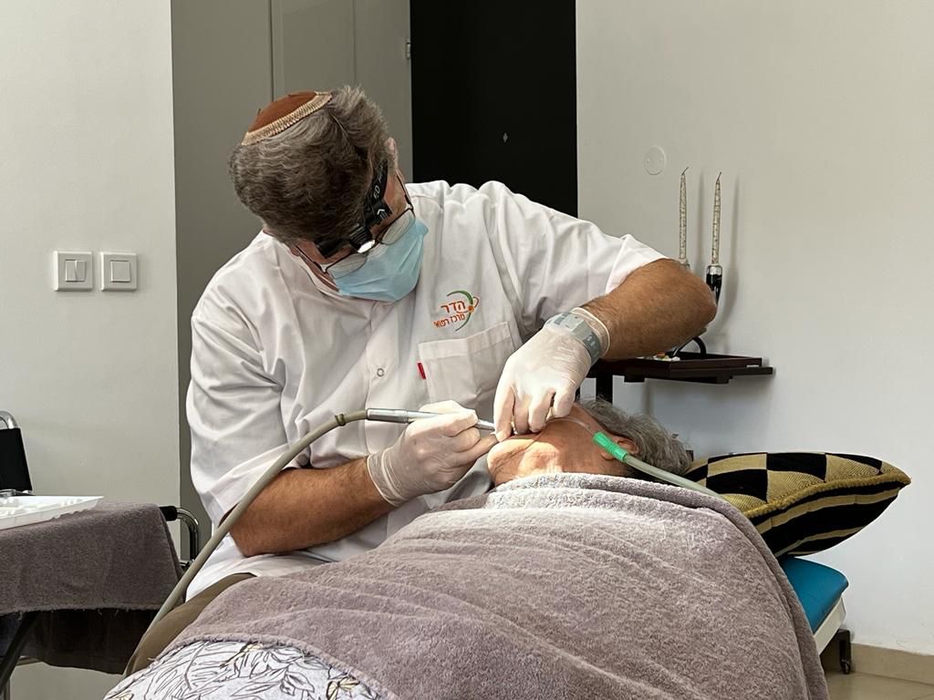 רופא שיניים עד הבית לקשישים