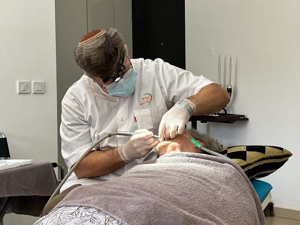 ניקוי אבנית בשיניים